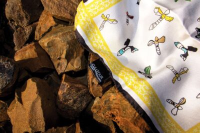 Μέλισσες σε λευκό μεταξωτό μαντήλι